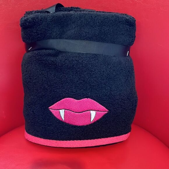 Betsey Johnson Black and Pink Hand Towels - Picture 2 of 2